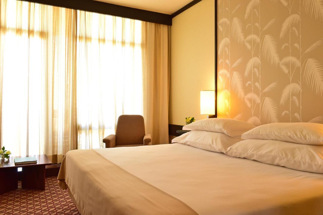 ペスターナ カジノ パーク ホテル&カジノ フンシャル エクステリア 写真 A room at the hotel