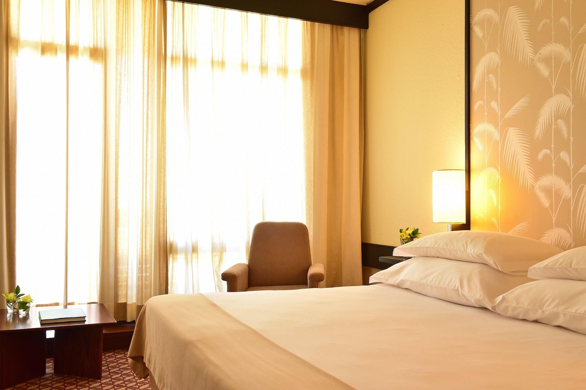 ペスターナ カジノ パーク ホテル&カジノ フンシャル エクステリア 写真 A room at the hotel