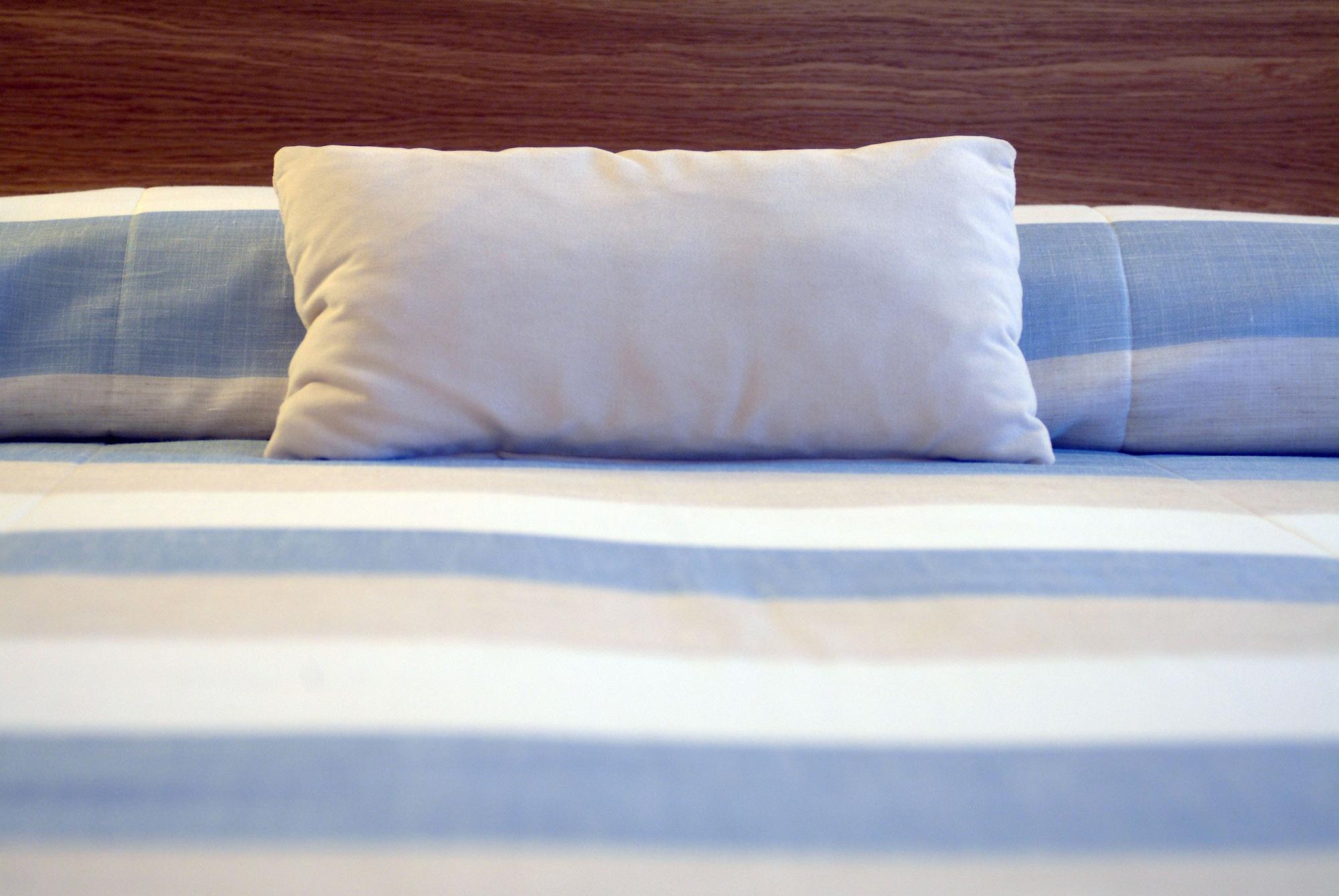 ペスターナ カジノ パーク ホテル&カジノ フンシャル エクステリア 写真 A pillow on a bed