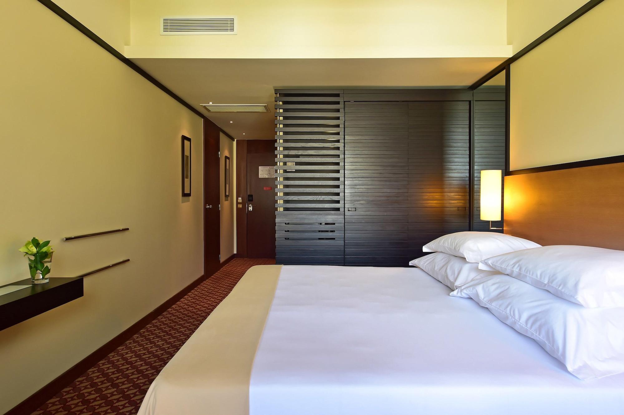 ペスターナ カジノ パーク ホテル&カジノ フンシャル エクステリア 写真 A room at the hotel