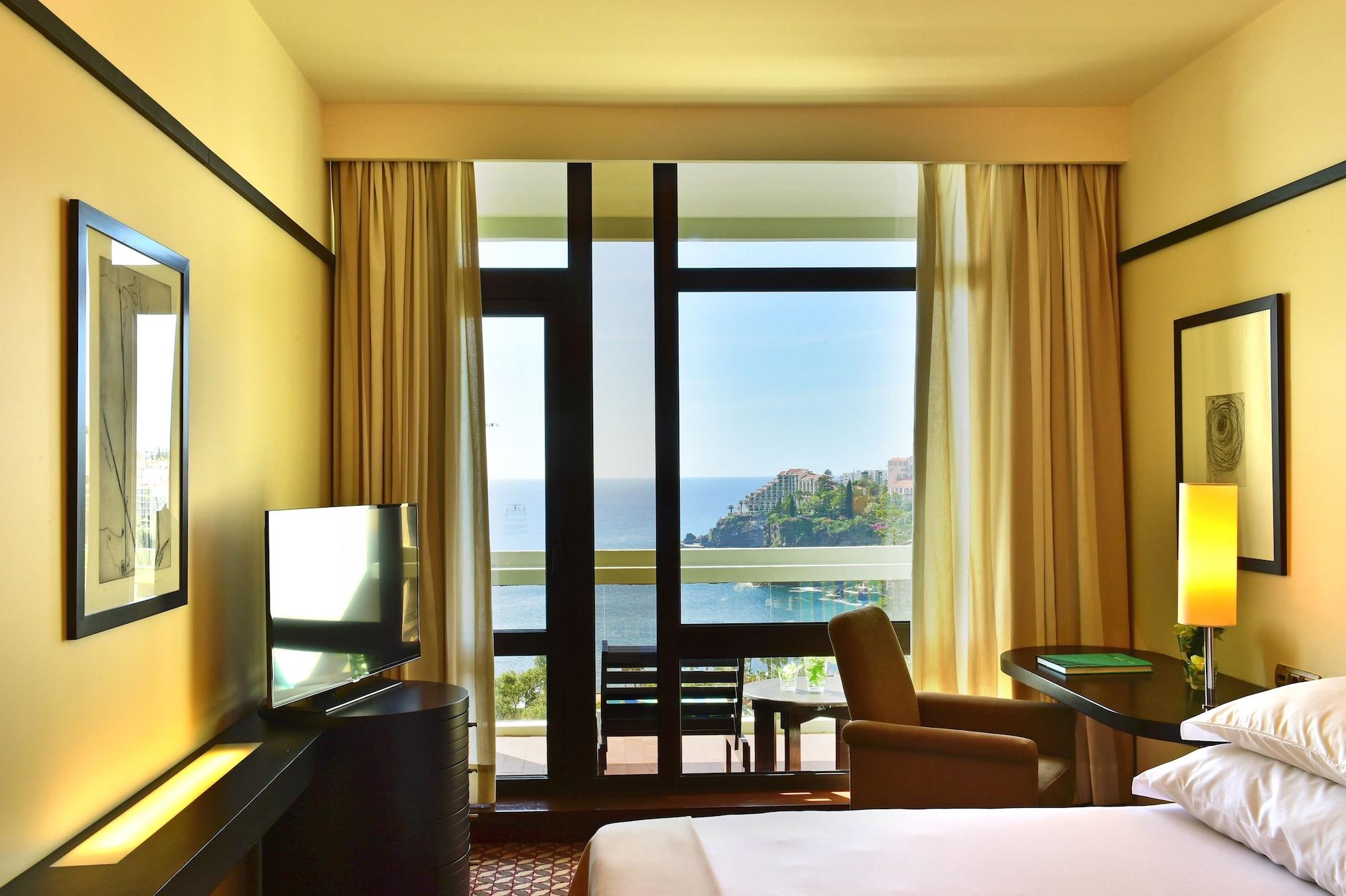 ペスターナ カジノ パーク ホテル&カジノ フンシャル エクステリア 写真 A room at the hotel