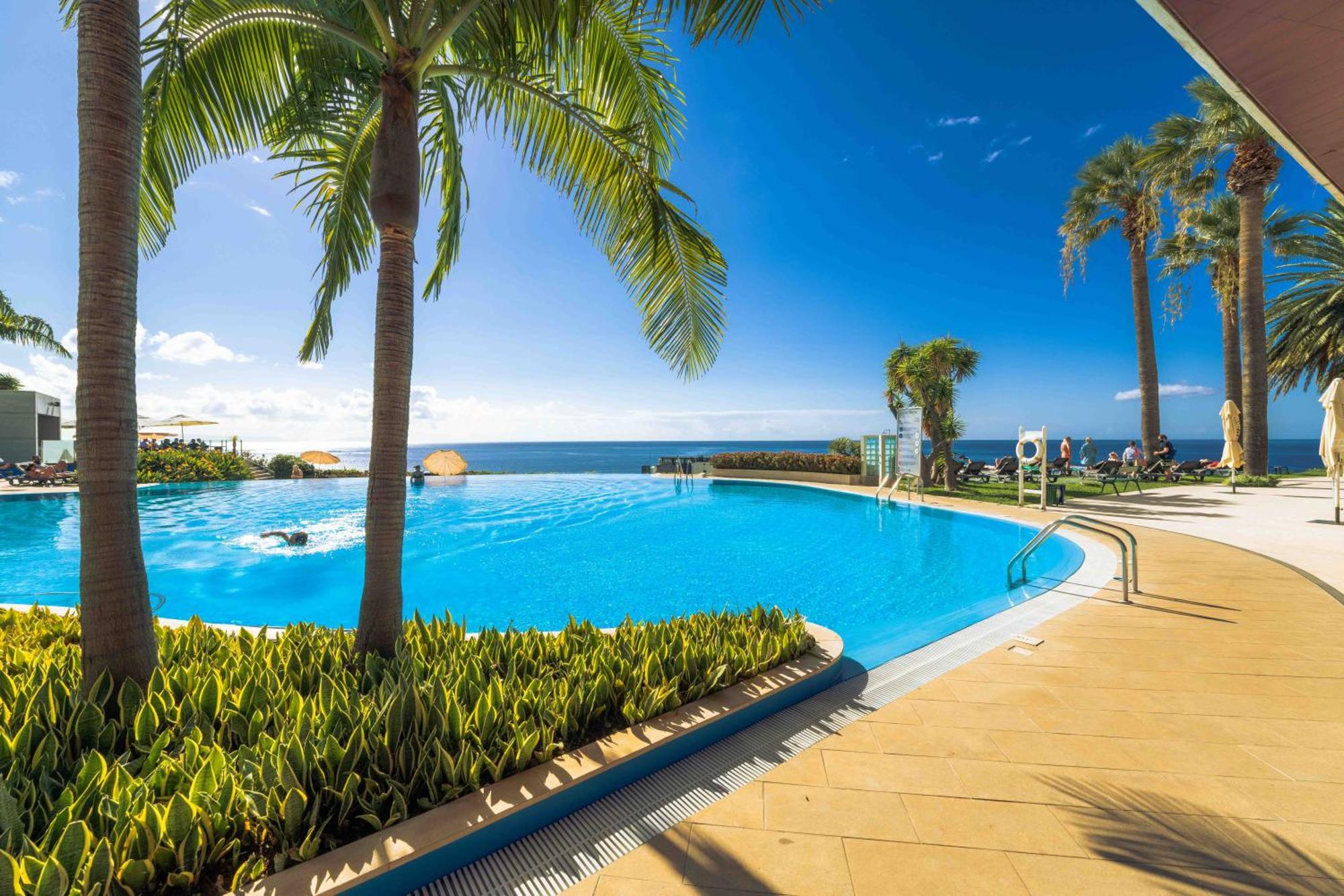 ペスターナ カジノ パーク ホテル&カジノ フンシャル エクステリア 写真 Infinity pool at the Sheraton Resort