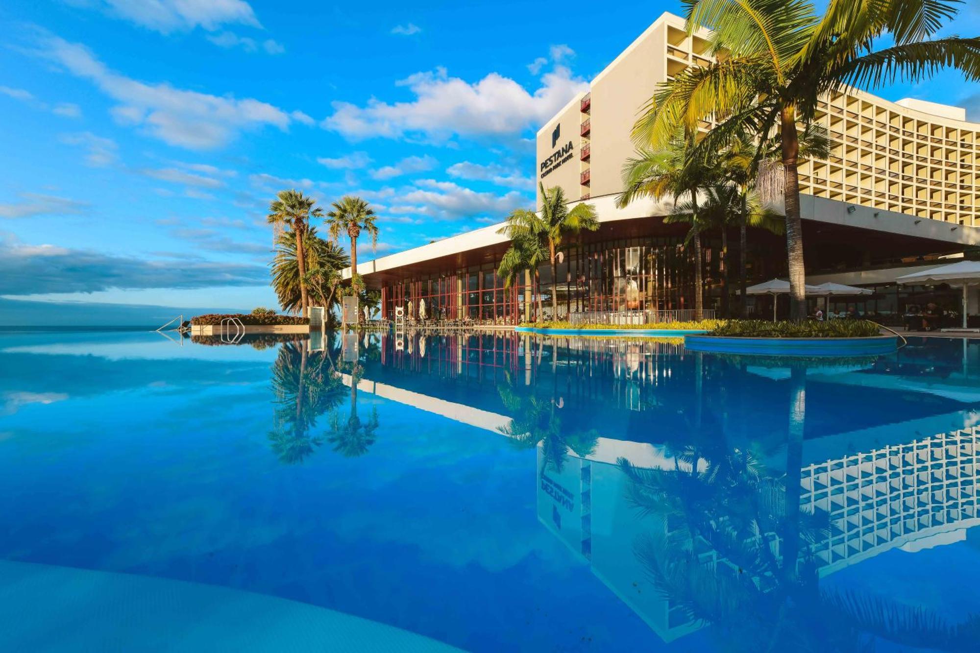 ペスターナ カジノ パーク ホテル&カジノ フンシャル エクステリア 写真 The pool at the Hilton