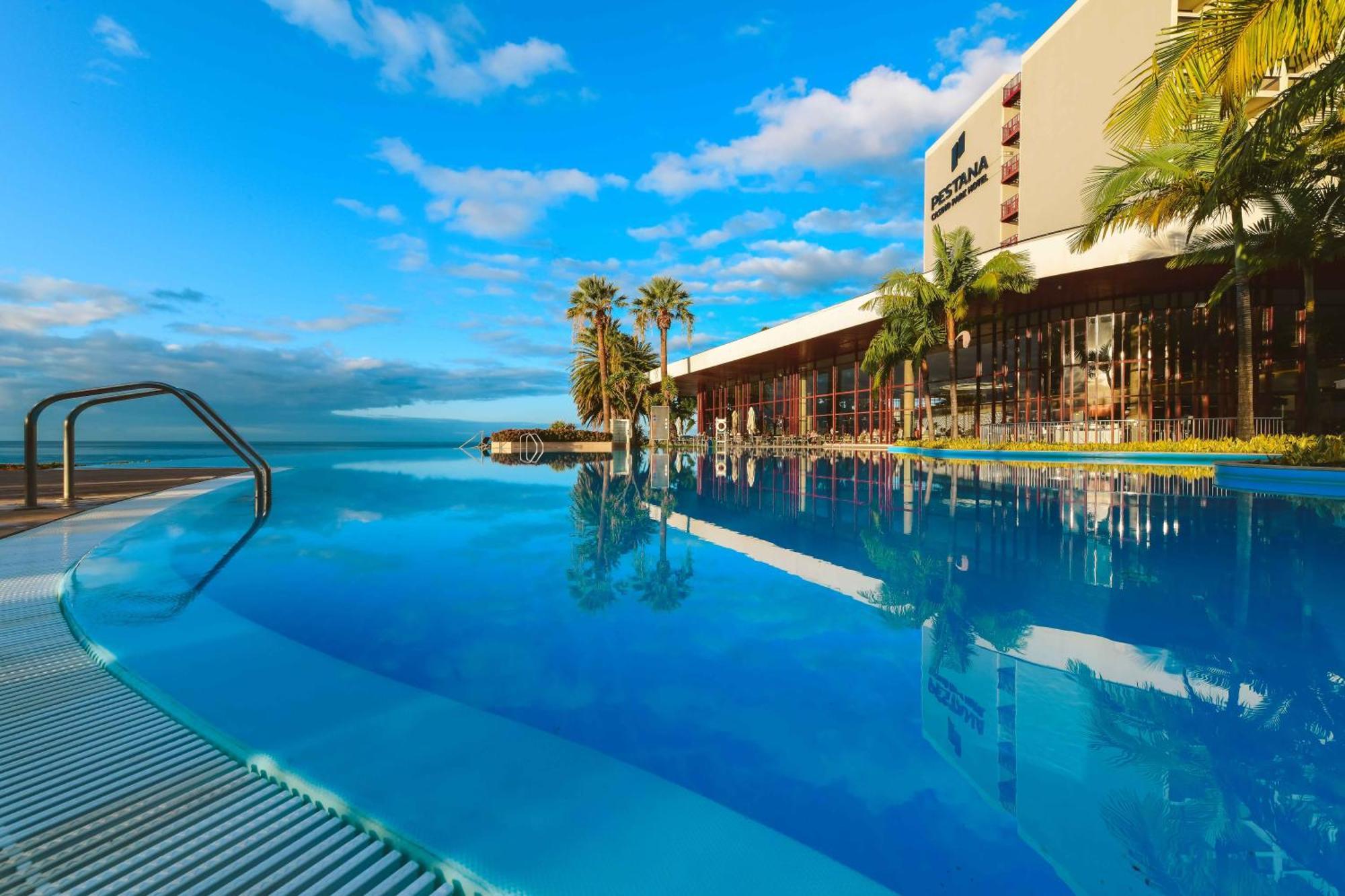 ペスターナ カジノ パーク ホテル&カジノ フンシャル エクステリア 写真 Infinity pool at the hotel