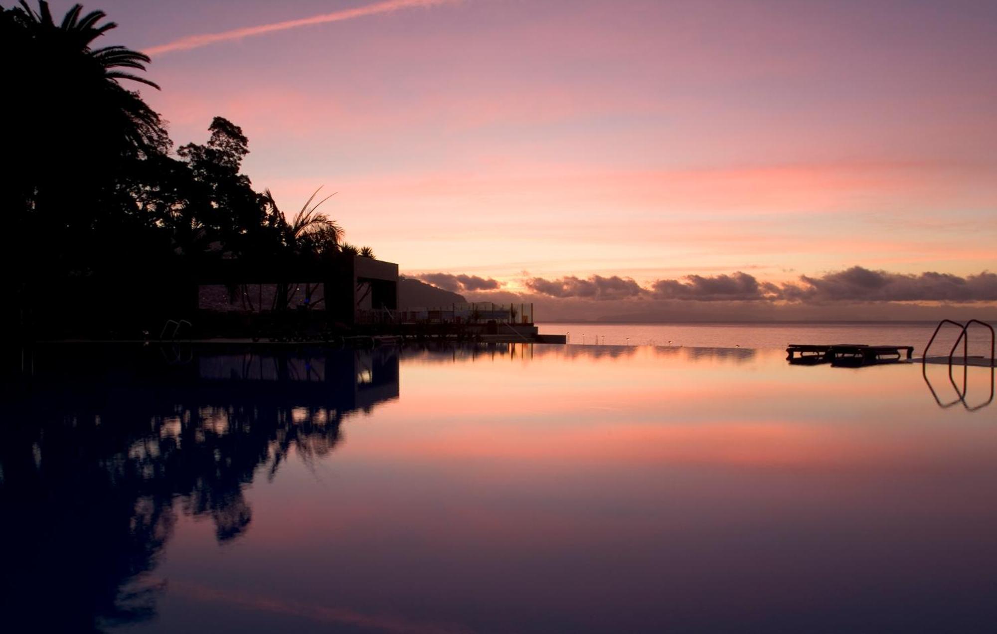 ペスターナ カジノ パーク ホテル&カジノ フンシャル エクステリア 写真 Sunset over the lagoon