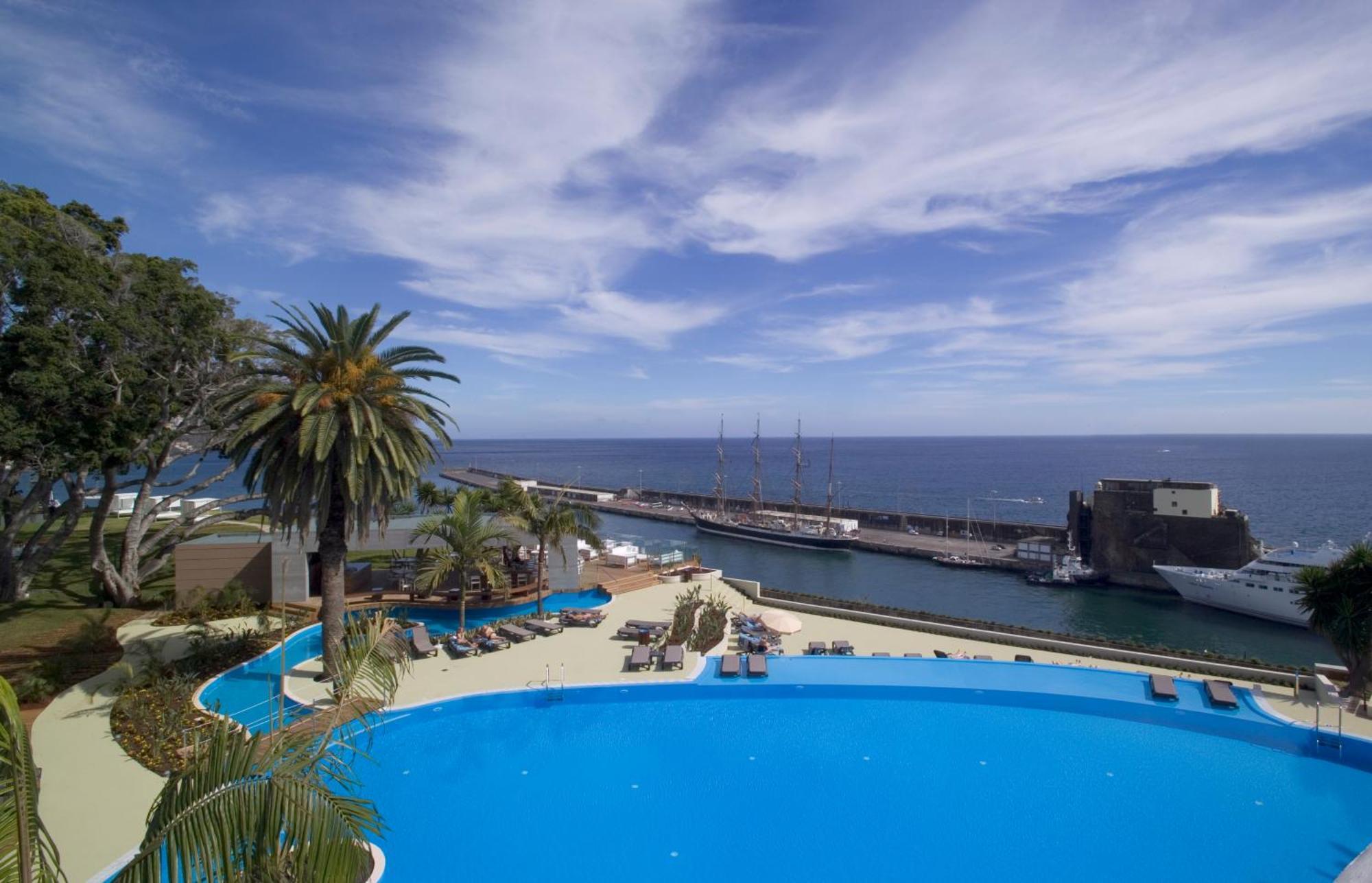 ペスターナ カジノ パーク ホテル&カジノ フンシャル エクステリア 写真 The pool at the hotel