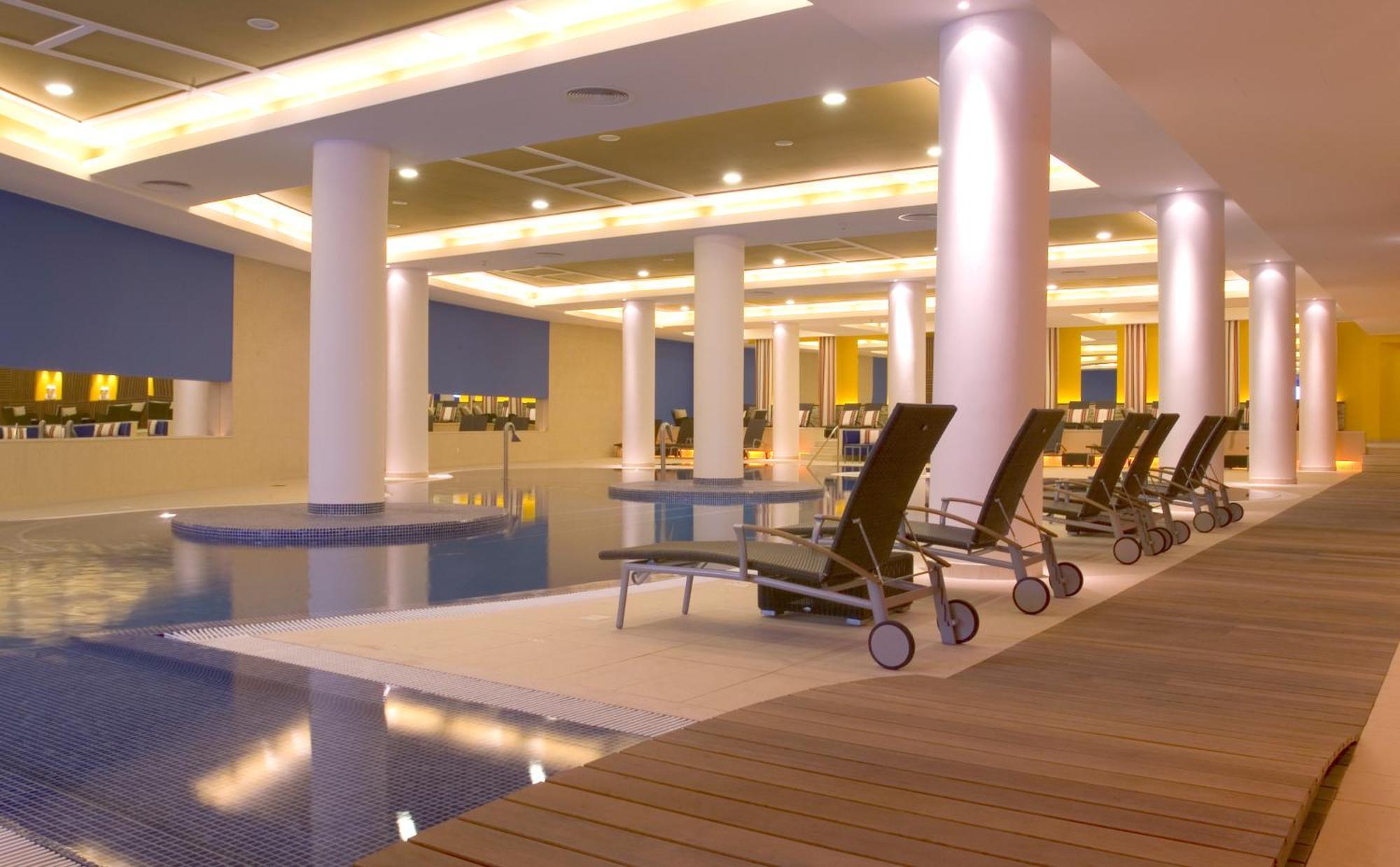 ペスターナ カジノ パーク ホテル&カジノ フンシャル エクステリア 写真 The pool at the hotel