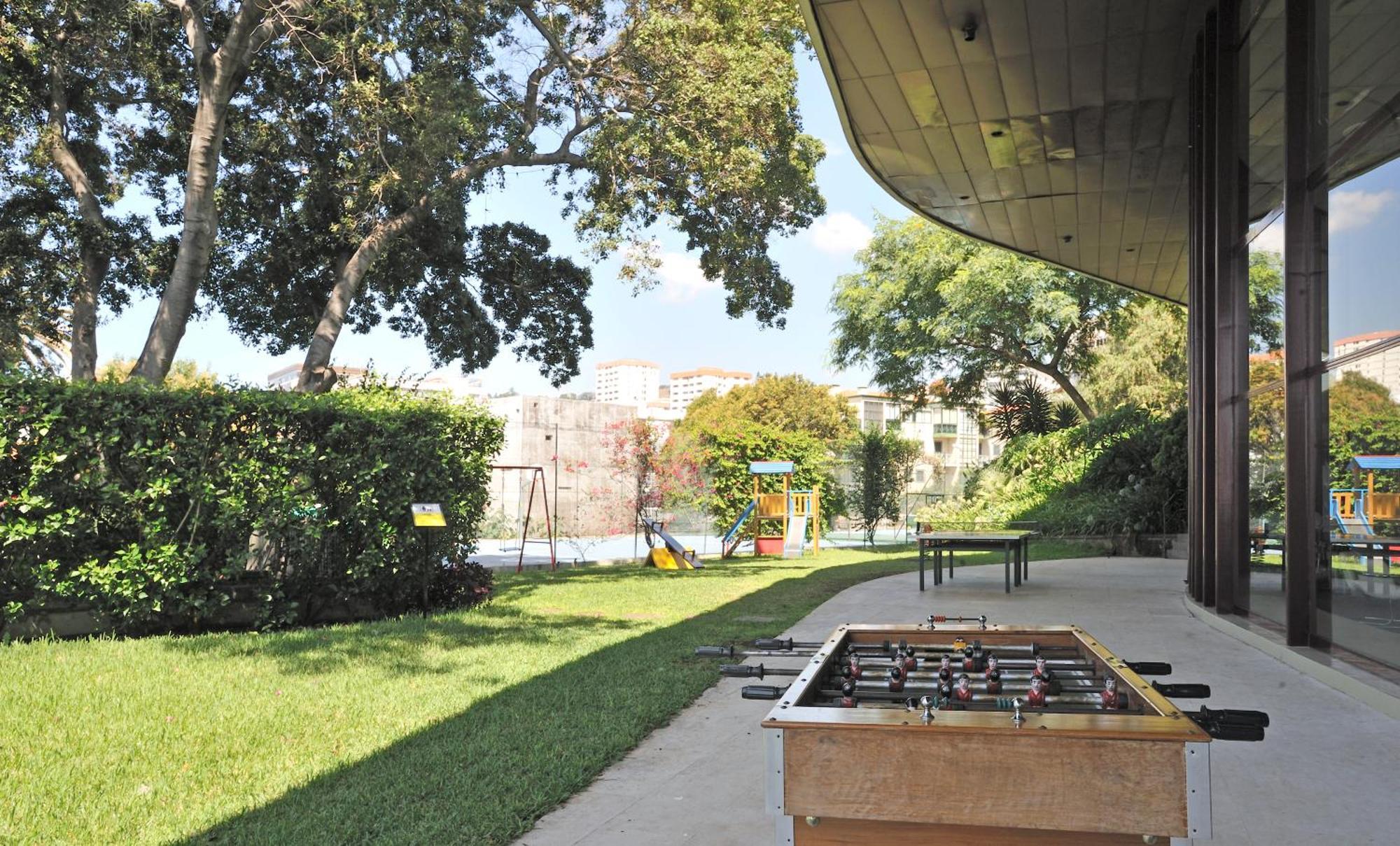 ペスターナ カジノ パーク ホテル&カジノ フンシャル エクステリア 写真 The playground at the American Embassy residence